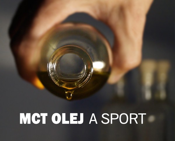 Čelní záběr na vodorovně nakloněnou skleněnou lahev, ze které kape MCT olej. Na spodní části fotografie je napsané MCT olej a sport.