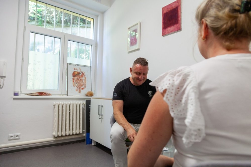 Žena ve věku čtyřiceti let na návštěvě u nutričního specialisty Pavla Suchánka