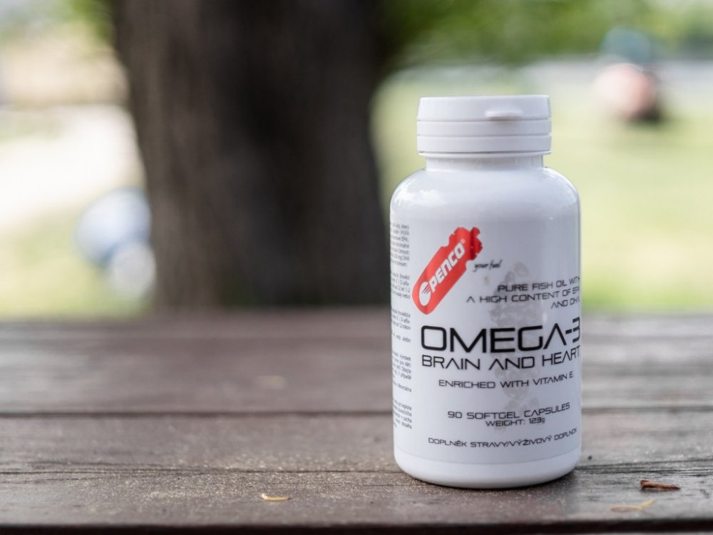 Produkt Penco Omega-3 stojí na dřevěném stole.