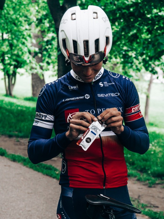 Cyklista má v rukou kofeinový gel CAFFEINE GEL LONG TRAIL od Penco