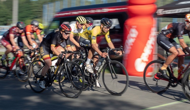 Peloton cyklistů během závodu Penco Cup