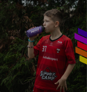 Voda, nebo iontový nápoj? Návod pro rodiče sportujících dětí