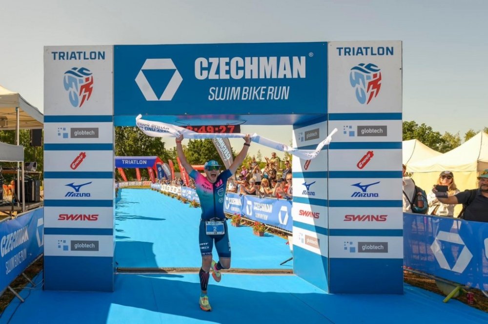 Pavel Wohl ve sportovním dresu probíhá cílovou bránou Czechmana.