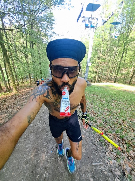Selfie Tito Ablorhy, jak běží v lese a v puse má tubu Long Trail gelu Penco.