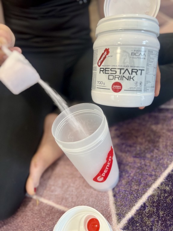 Příprava Penco Restart Drinku v shakeru stejné značky.