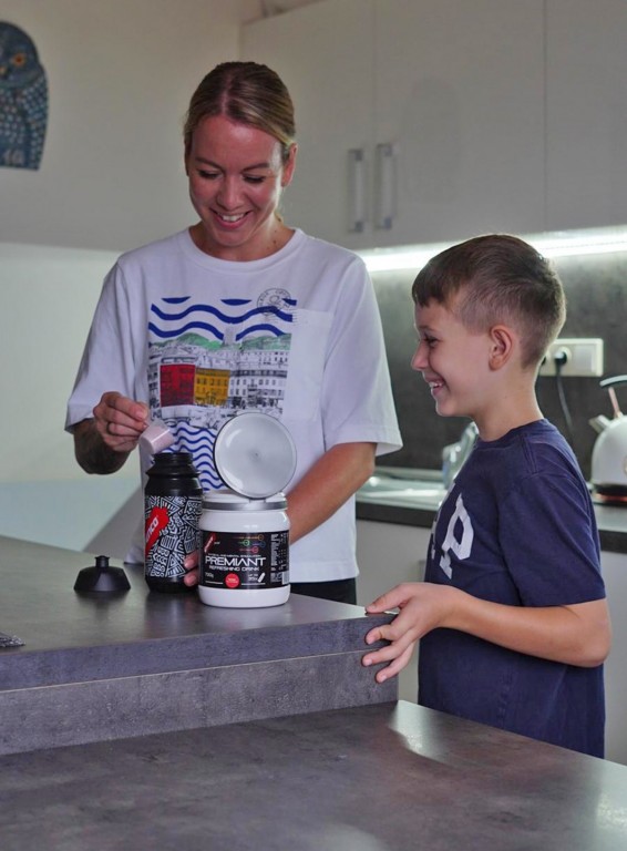 Žena připravuje dítěti Penco Premiant Drink do černobílé lahve Penco.