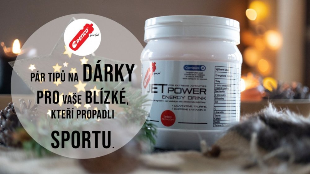 Penco JET Power Energy Drink produkt stojí na vánočně ozdobeném stole a vlevo na fotografii je v bílém kolečku text: Pár tipů na dárky pro vaše blízké, kteří propadli sportu.