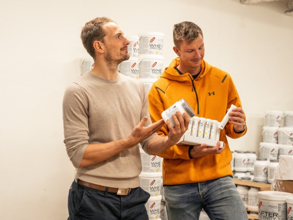 Ondřeje Perušič a Davida Schweiner jsou ve skladu Penco a probírají se produkty.